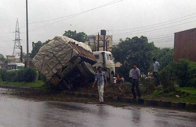 Truck hits road divider at Pratap Nagar