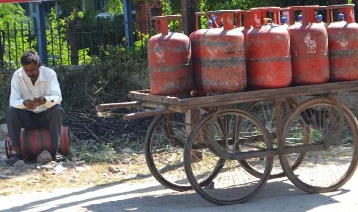 Rates of domestic gas cylinders go further up-Commercial gas cylinder rates also increased