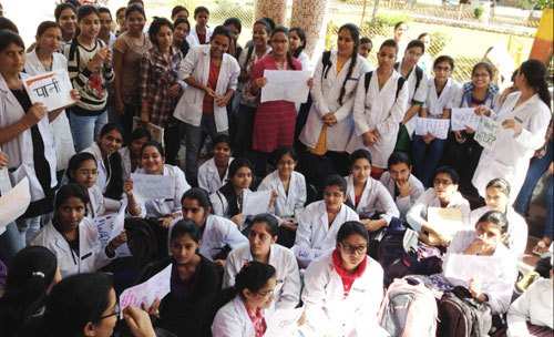 RNT Girls students protest for availability of water