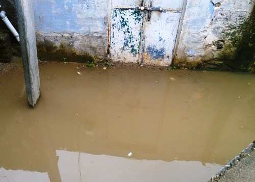 मुल्ला तलाई कच्ची बस्ती मे बारिश के साथ सीवरेज का पानी भरने से जीना मुश्किल