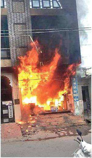 Fire destroys saree showroom in Hiranmagri