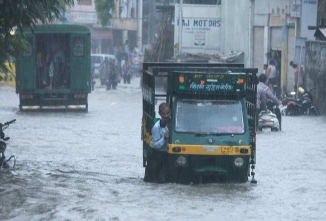 Heavy Rain for 1 Hr: Waterlogging in many parts of City