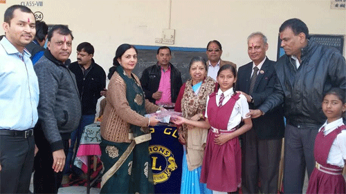Lions Club Elite distributes woolens to school kids