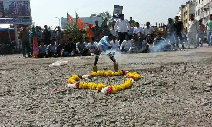 BJYM pays tribute to damaged Udaipol road