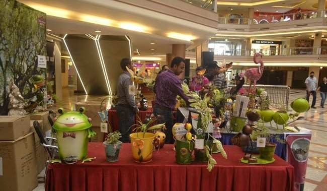 Uniqueland Planters attracts Mall Visitors