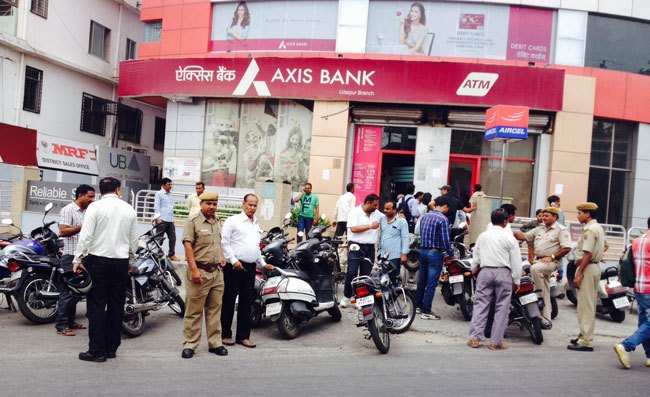 Robbery outside Axis Bank: No clue of accused