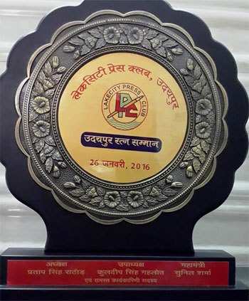 Press Club of Udaipur awards Pavan Kaushik with “Udaipur Ratna Award”