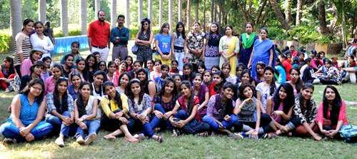 Guru Nanak College Girls enjoy Picnic