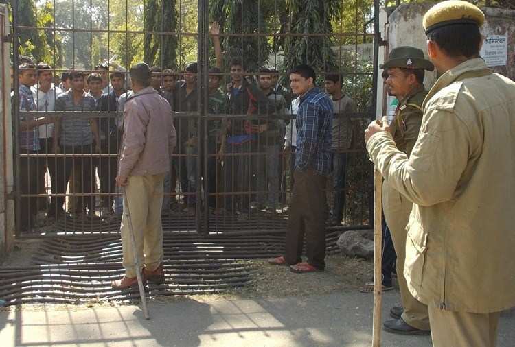 Students-Rickshaw Drivers Clash leaves 2 injured; several detained