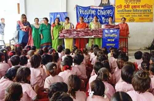 400 बालिकाओ को स्कूल ड्रेसें वितरीत
