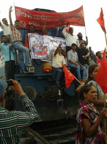 CPM protests against Train Fare Hike, stopped Chetak Express for 25mins