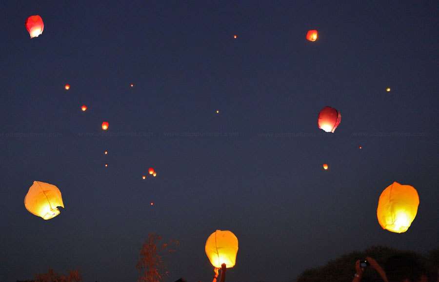 [Photos] Illuminated sky at Fateh Sagar with thousands of Lanterns