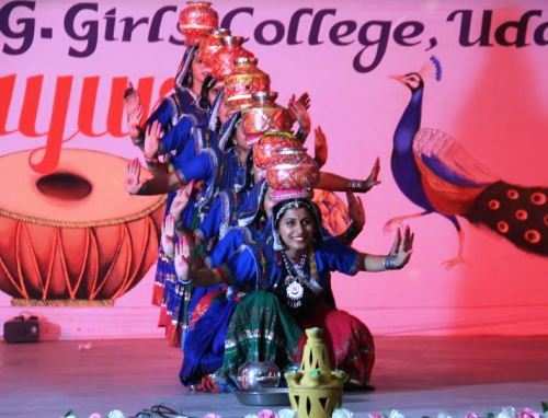 Mayuri ends with fanfare | Ayushi named Best student