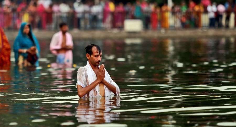 [Photos] Devotees offer prayers on Chhath Pooja