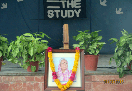 Teachers & Students pay tribute to Founder Late Asha Singh