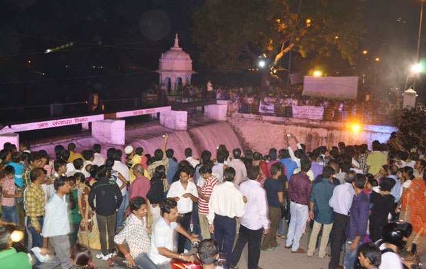 [Photos and Videos] The Fall of Happiness: FatehSagar Overflow 2011