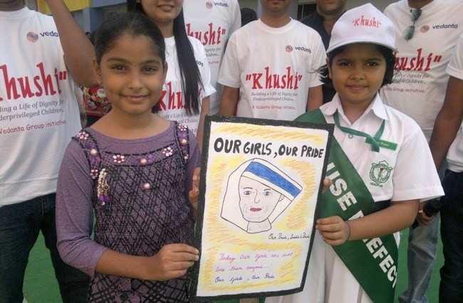 [Photos] School Students paints “Khushi : Our Girls Our Pride” on Canvas
