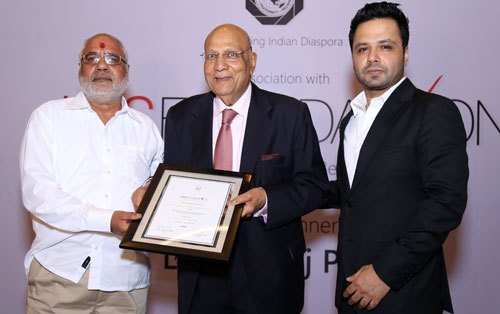 Pt. Niranjan Bhatt honored with ‘International NRI Achiever’ Award