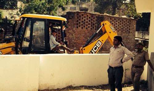 UIT demolishes encroachment at Shivpark Colony