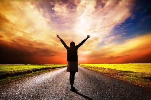 जीवन में मुस्कुराहट के फूल खिलाते रहिए