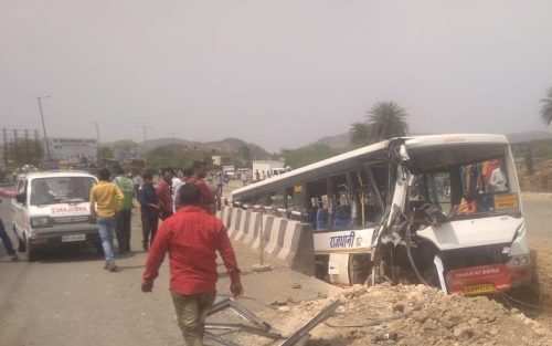 Udaipur-Nimbahera bus goes off-road | Passengers injured