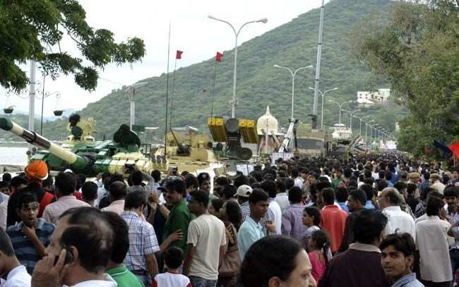 [Photos] Udaipurites flock to see Army Tanks and Artilleries