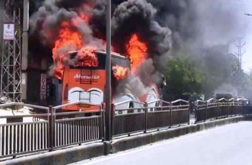 Bus crushes lady at Paras Tiraha | Bus set on fire