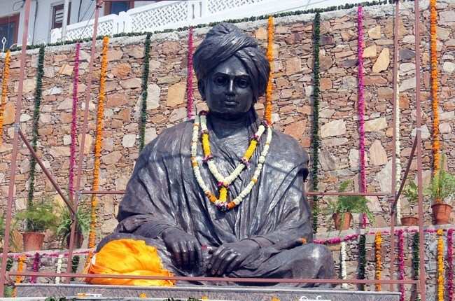 CM Raje unveils Vivekananda Statue, inaugurates Vibhuti Park