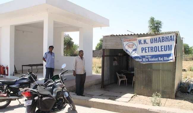 Rs.10 lac looted from four petrol pumps in one night