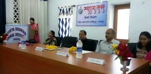 हिंदी को अस्मिता का प्रश्न न बनाएं