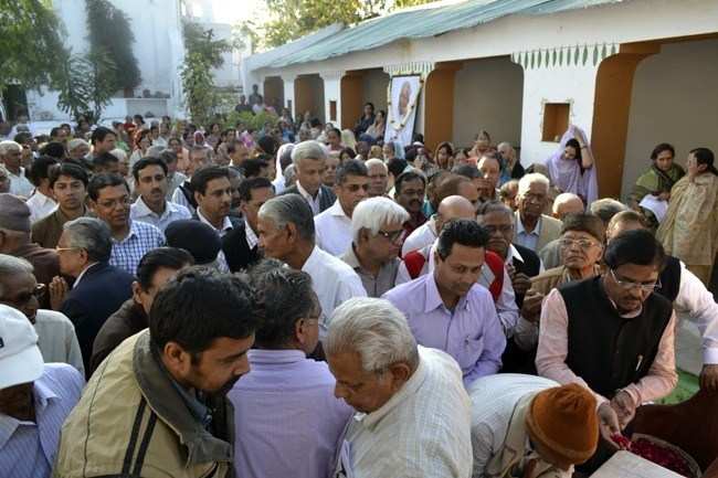 Jagat Mehta’s Funeral: Hundreds gather to pay last respects