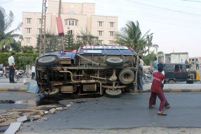 Truck carrying LPG cylinders roll over, no fatalities