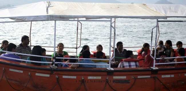 Boat owners flout safety norms putting tourist life at risk