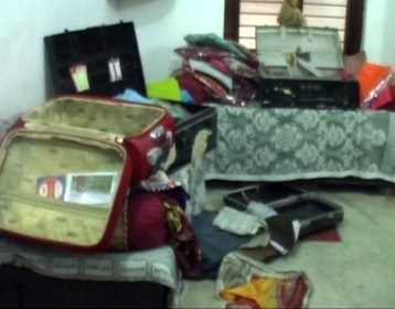 Theft at Manva Kheda; Jewelry and Cash stolen