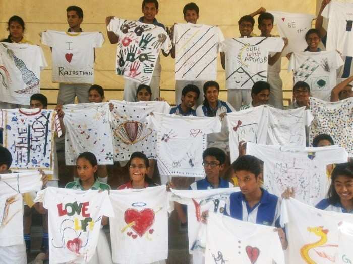 Students Design t-shirts in Creative Counseling programme
