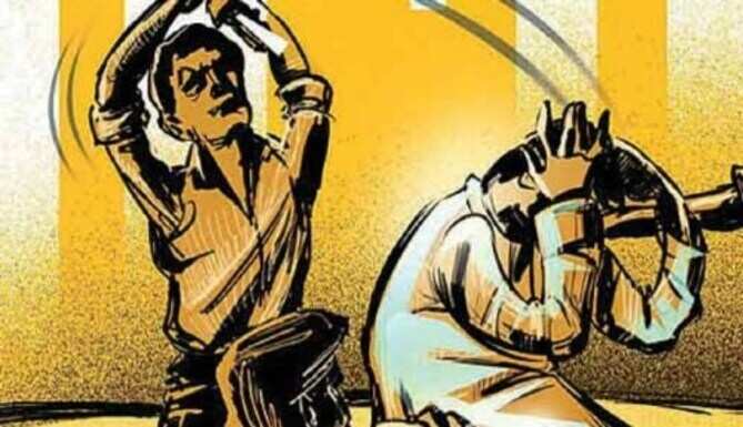 An auto driver attacks another with iron pipe