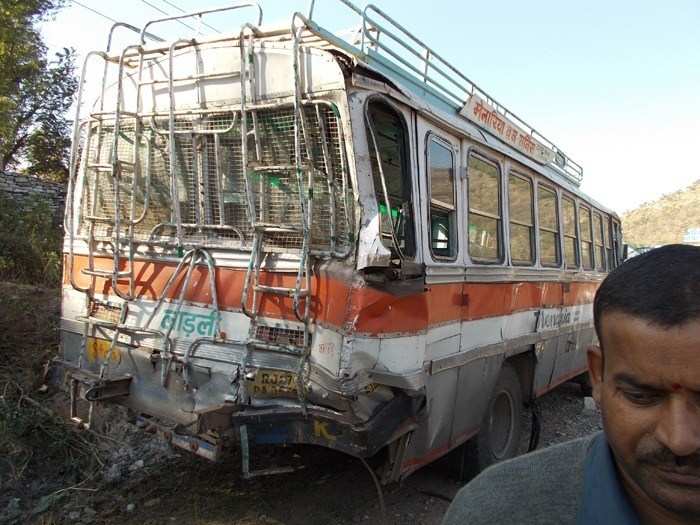 2 passengers die as Truck hits Bus at Amberi