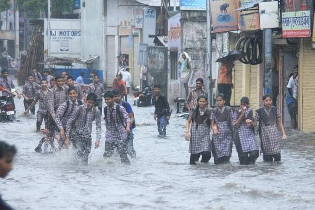 Heavy Rain for 1 Hr: Waterlogging in many parts of City