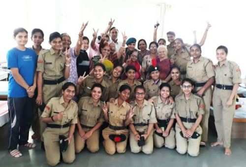 एनसीसी की कैडेट छात्राओं ने बुज़ुर्ग महिलाओ के साथ मनाया एनसीसी दिवस