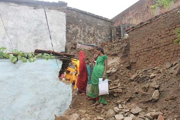 2 Killed in a Wall Collapse due to Rain