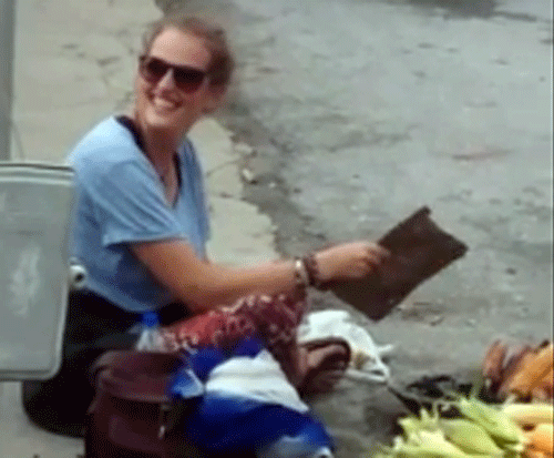 Video of Foreign tourist selling corn at Fateh Sagar, Udaipur goes Viral
