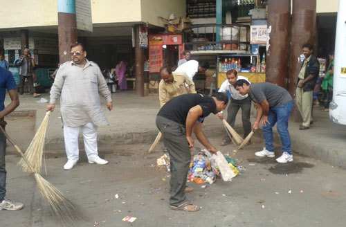 BMS activists clean Bus Stand under Swacch Bharat Abhiyan
