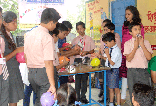 Govt. School kids learn Science with Aagaz Kids Club