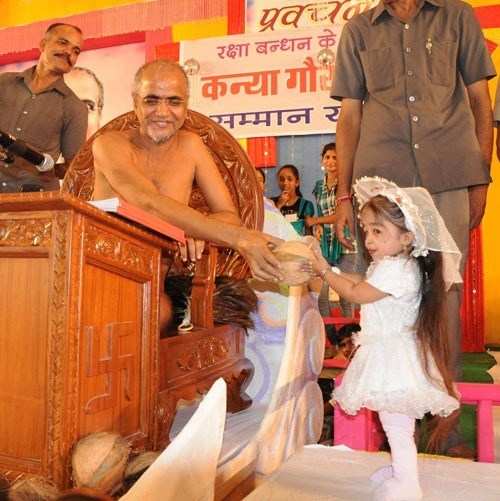 Munishree Tarun Sagar blesses World Smallest Girl Jyoti