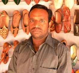 Udaipur Craftsman made Smallest Mojari