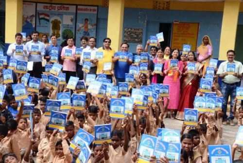 स्कूली बच्चो को 2500 नोट बुक वितरण सहित ट्यूबवेल मरम्मत के लिए सहयोग