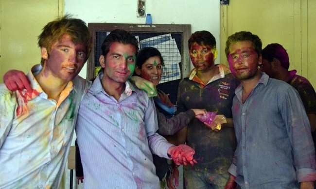 [Photos] Students celebrate Holi before leaving for Hometowns