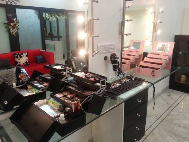 Pinks & Peaches Makeover Studio launched at Udaipur
