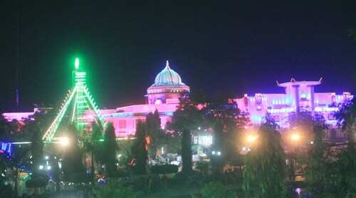 दिवाली पर लेकसिटी नहाई रोशनी में