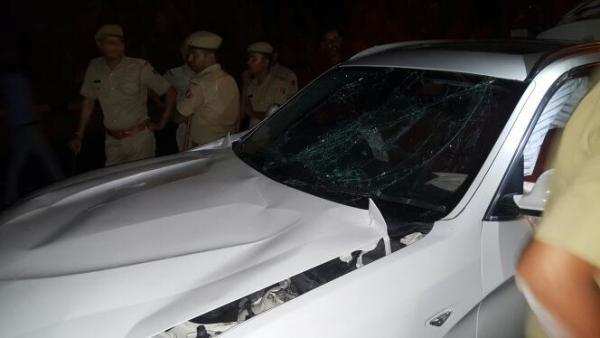Car crashes into Fatehsagar – Kills local businessman